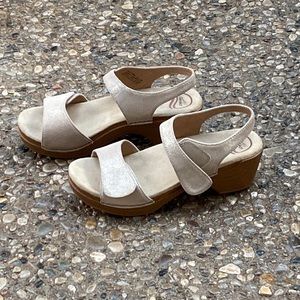 DANSKO SONNET SHIMMER SUEDE CHAMPAGE SANDAL